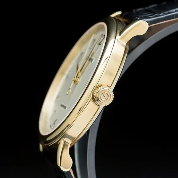 ساعت مردانه کاندینو مدل C4489/1، ساعتی کلاسیک و بند چرمی از این برند سوئیسی است. واچزاپ نمایندگی رسمی عرضه کاندینوهای اصل در کشور.